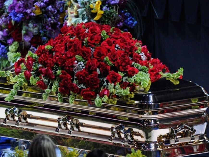 Der goldene Sarg von Michael Jackson ist mit roten Rosen geschmückt