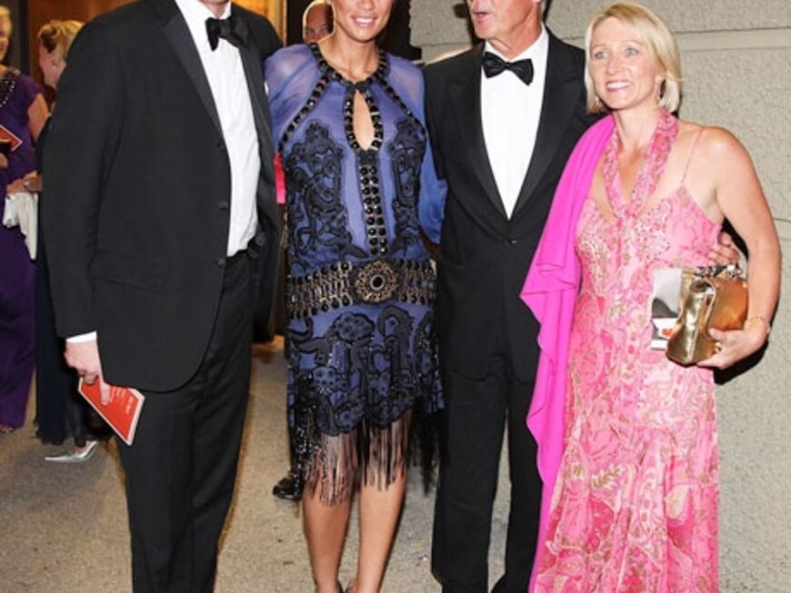 Franz Beckenbauer und seine Frau Heidi hatten sich die Überraschung für die frischgebackenen Eheleute ausgedacht
