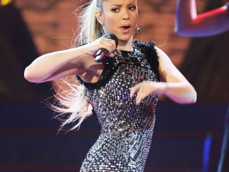 Shakira rockt auf der Bühne