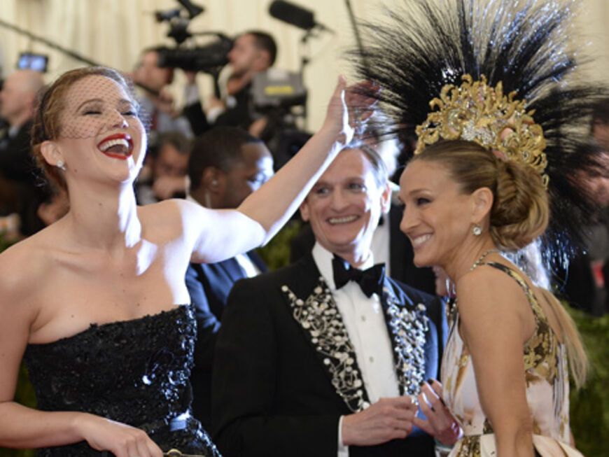 Jennifer Lawrence amüsiert sich über die Kopfbedeckung von Sarah Jessica Parker