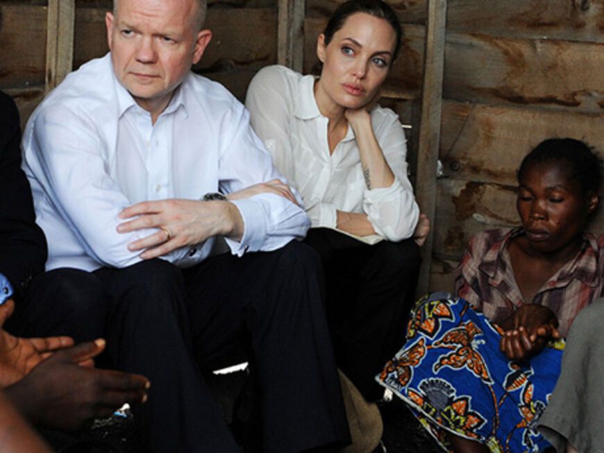 Sie spricht gemeinsam mit William Hague, dem britischen Auslandssekretär mit den Menschen aus dem Kongo über ihre Erfahrungen