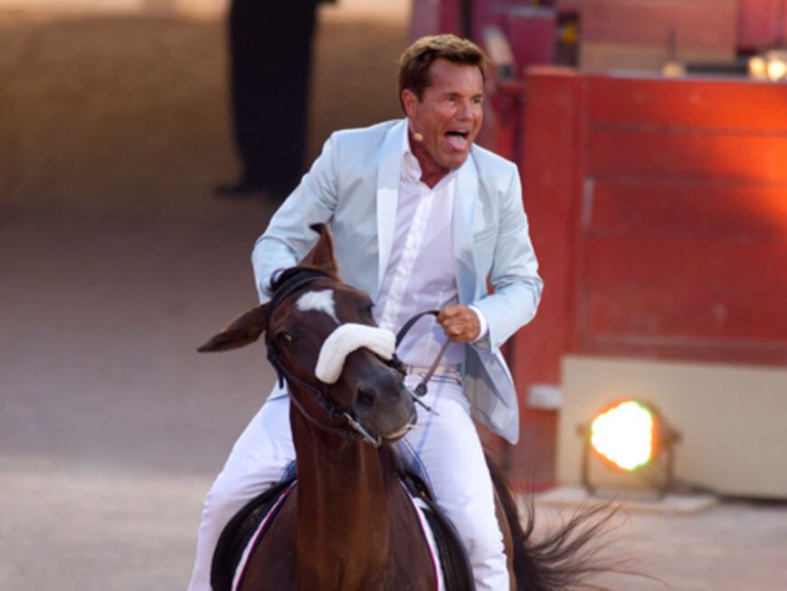 Pop-Titan Dieter Bohlen ritt auf einem Pferd in die Arena﻿