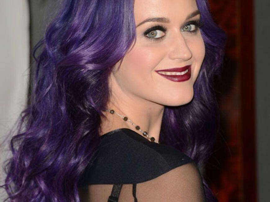 Wer so modemutig ist wie Katy Perry, kann sich schon mal an lila Haar und Bordeaux-Lippen trauen ...