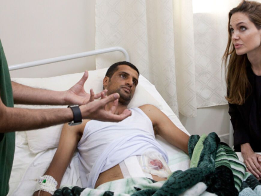 Angelina spricht mit Verletzten im Krankenhaus von Misrata in Libyen.