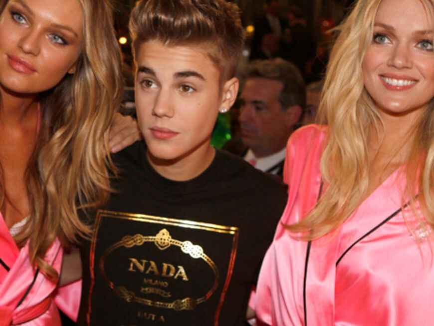 Hahn im Korb: Teenie-St ar Justin Bieber zwischen den Supermodel Candice Swanepol und Lindsay Ellingson