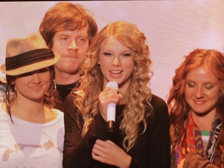 Taylor Swift gehörte zu den Abräumern des Abends. Die 19-Jährige gewann gleich fünf Auszeichnungen und bedankte sich per Videobotschaft