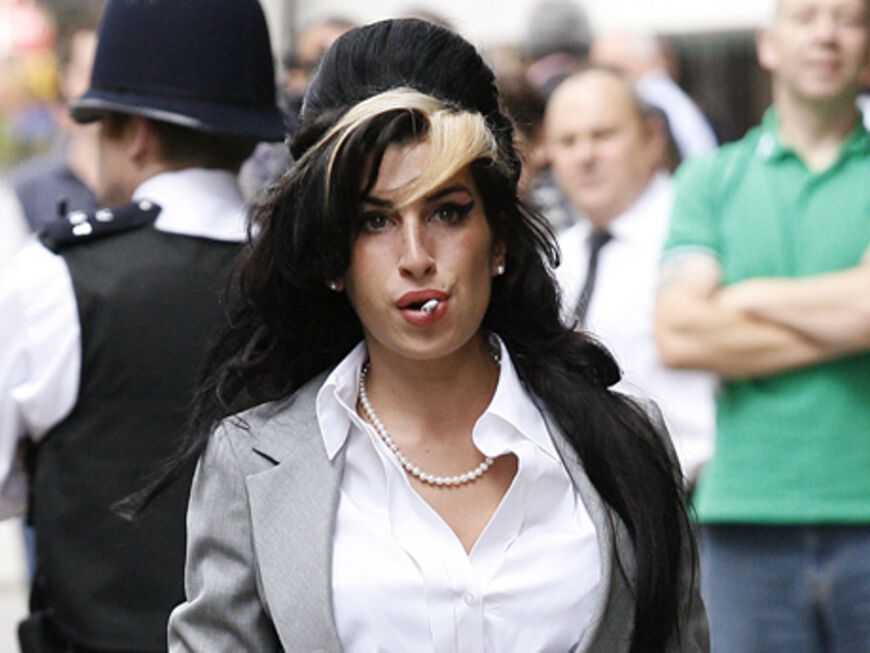 Amy Winehouse mit einer Zigarette im Mund