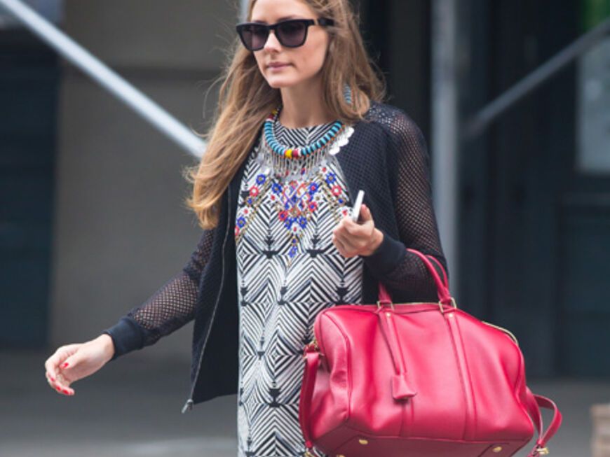 Styling-Queen Olivia Palermo weiß Farbe gekonnt einzusetzen. Die Louis Vuitton Tasche ist eine super Ergänzung zum Ethno-Sommekleidchen.
