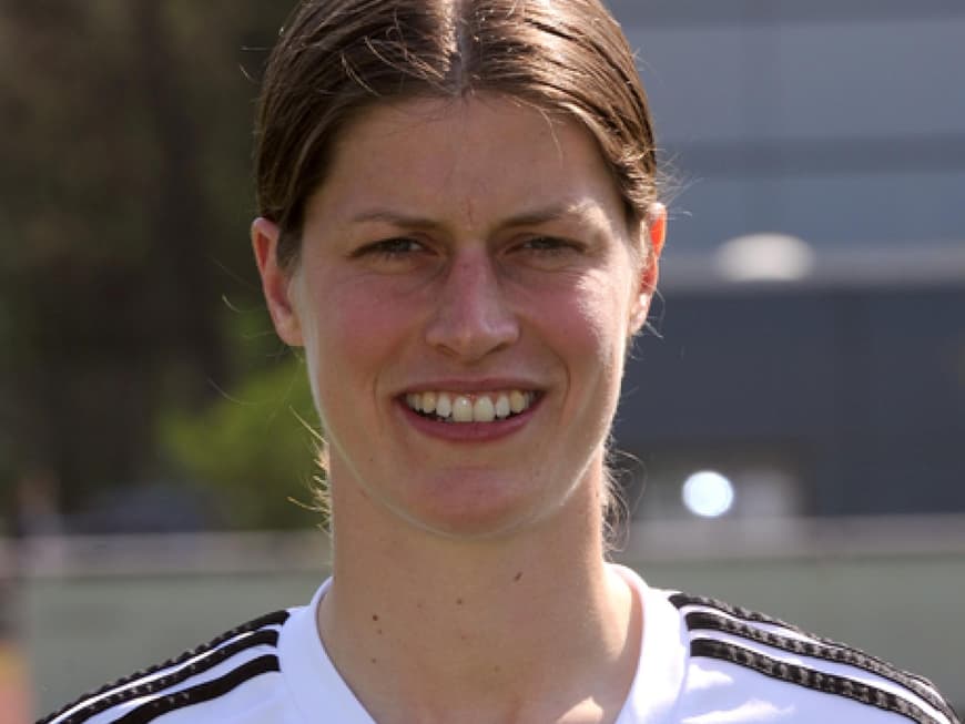 Kerstin Garefrekes stürmt im Mittelfeld. Ihr Verein ist sonst der 1. FFC Frankfurt