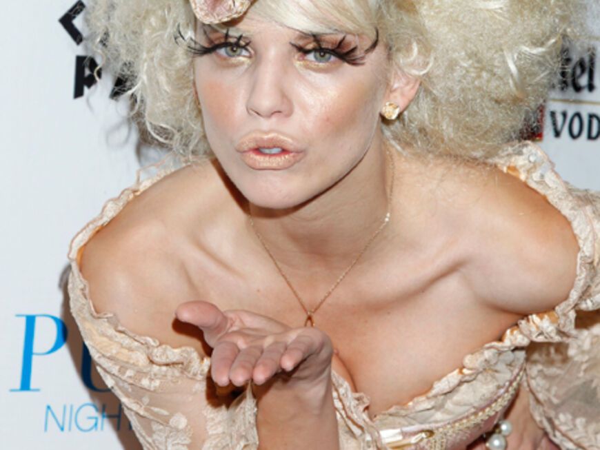 Gekleidet als eine "moderne Marie Antoinette" mit passender XL-Perrücke kam "90210"-Star AnnaLynne McCord zu einer Party in Las Vegas