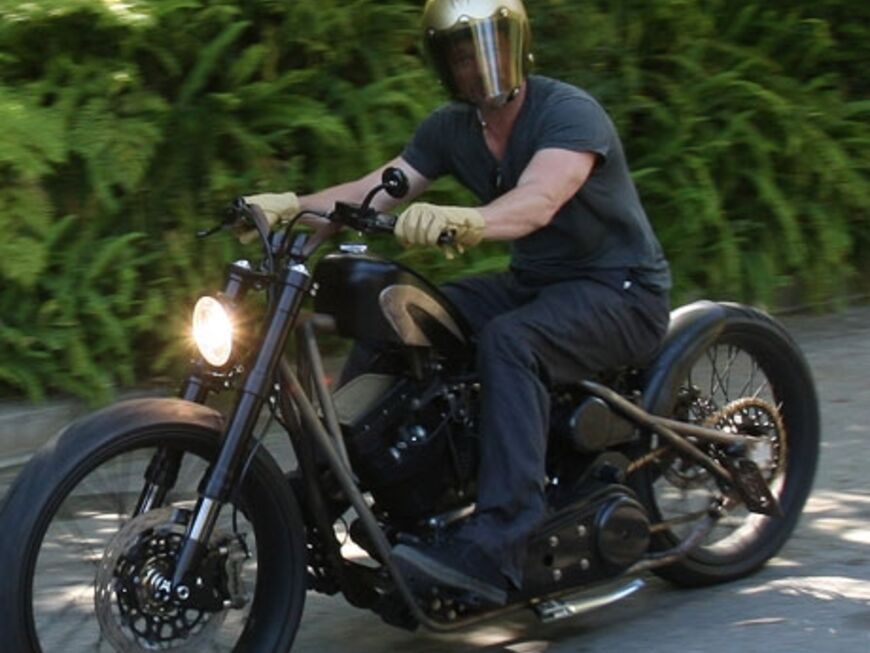 Zum 45. Geburtstag hat Brad von seiner Lebensgefährtin eine Ducati Monster 1100S geschenkt bekommen