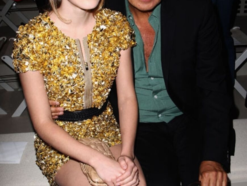 Emma Watson und Fotograf Mario Testino sitzen in der ersten Reihe bei "Burberry"