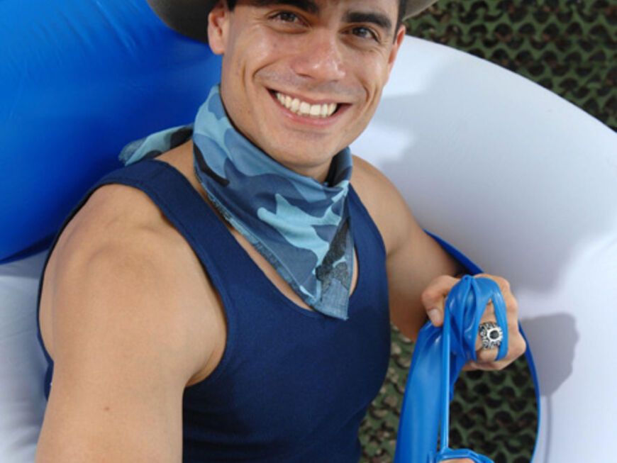 Silva Gonzalez (33): Der âHot Banditoz"-Sänger bringt einen großen Schwimmring und ein Gymnastikband mit