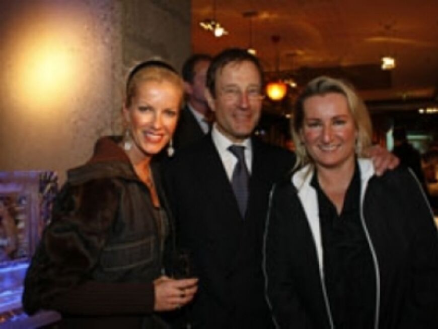 Moderatorin Anna Heesch, Verleger Richard Desmond und Chefreporterin von OK! Deutschland Bea Swietczak (von links nach rechts)