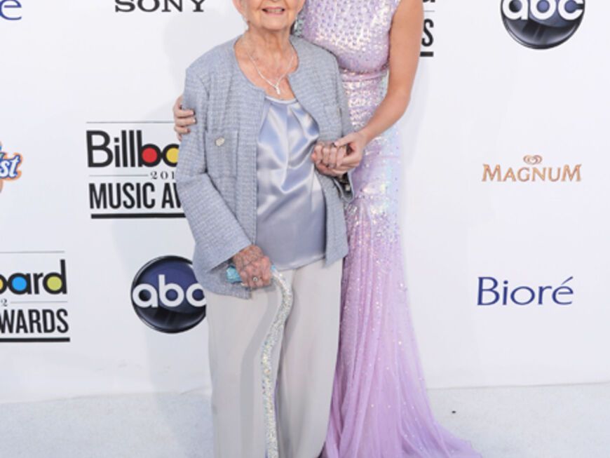 Katy Perry kam in Begleitung eines heißen Fegers: Oma Ann