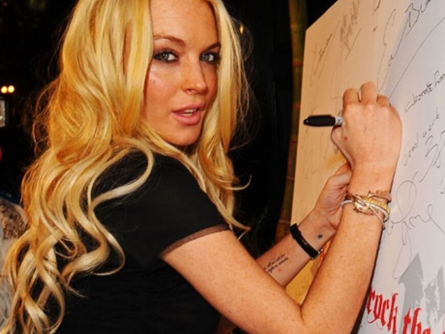 Lindsay Lohan verewigte sich - wie auch alle anderen Gäste - auf einer großen Tafel