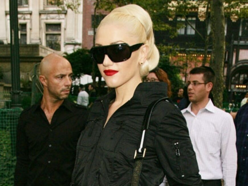 Gwen unterwegs mit dicker Sonnenbrille 