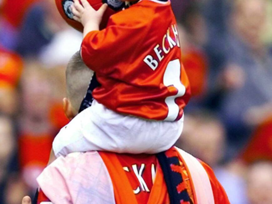Brooklyn Beckham im zarten Alter von zwei Jahren auf den Schultern seines berühmten Papis David Beckham