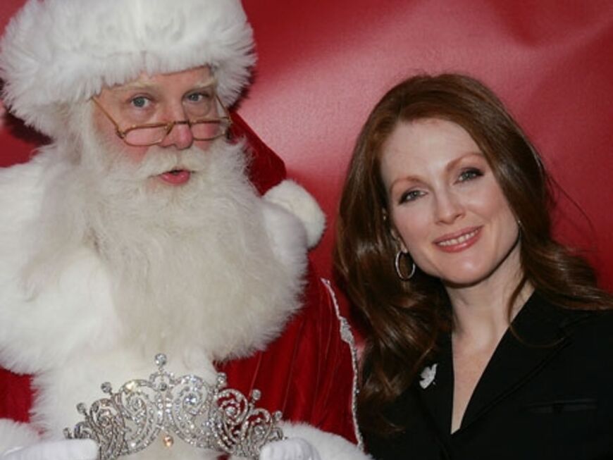 Für das Familienalbum: Santa Claus posiert mit Juliane Moore