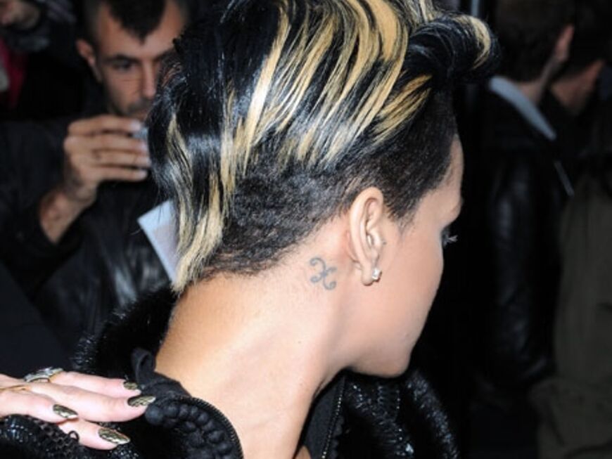 Neuerdings trägt Rihanna jetzt blonde Strähnen