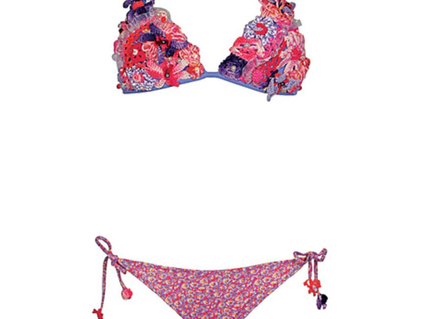 5. August 2012: Das ist Kunst an der Frau: detailverliebter Bikini  mit aufwendigen Stickereien und Applikationen von Emamo über  ansarystyle.com, ca. 340 Euro