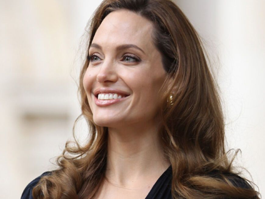 Angelina Jolie schwört auf die Luxuscreme "La Pairie" mit Kaviar. Dieser spendet der Haut Feuchtigkeit und sorgt Augenfältchen vor