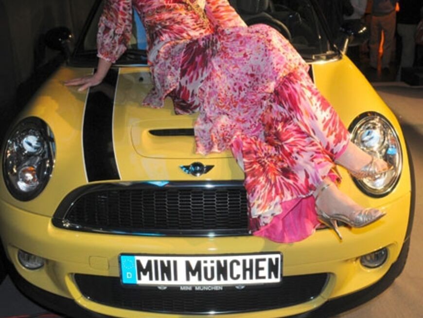 TV-Moderatorin Eva Grünbauer macht sich gut auf der Motorhaube des neuen Mini