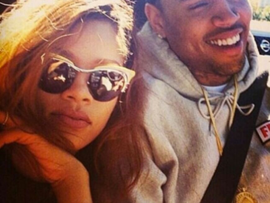 Ja was denn nun? Einen Tag nach den Trennungsnews postete Rihanna dieses Bild mit ihrem Lover Chris Brown. Abwarten, bis es zum nächsten Liebes-Aus-Gerücht kommt ...