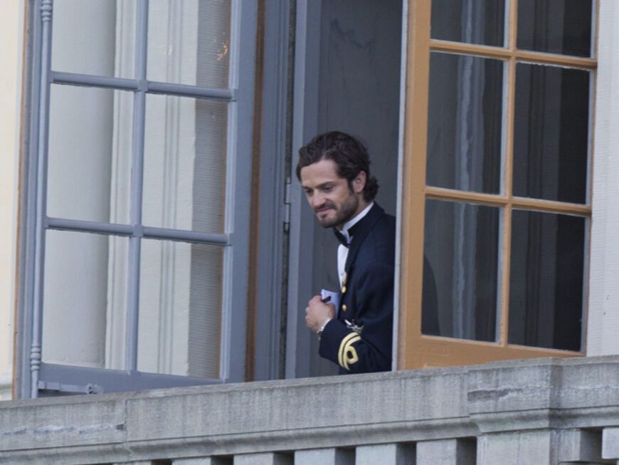 Hallöchen, welcher Prinz guckt denn da vom Balkon? Es ist Carl Philip von Schweden - das einzige Kind des schwedischen Königspaares, das noch nicht geheiratet hat. 