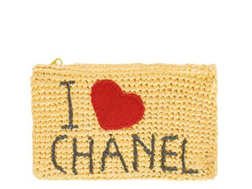 6. Oktober 2012: We Love Chanel! Und damit es auch jeder weiß, steht ganz groß auf der Mua Mua Dolls´  Clutch aus Bast. Zu bestellen über verypoolish.com, ca. 40 Euro