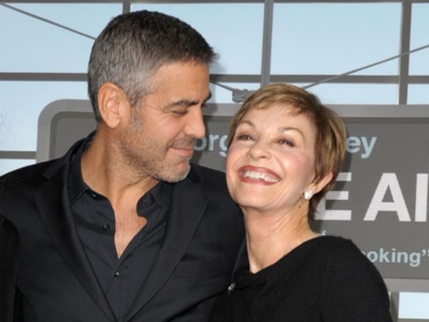 "Mama ist die beste!" Zum Dank nahm George Clooney seine Mutter Nina Warren liebevoll in den Arm
