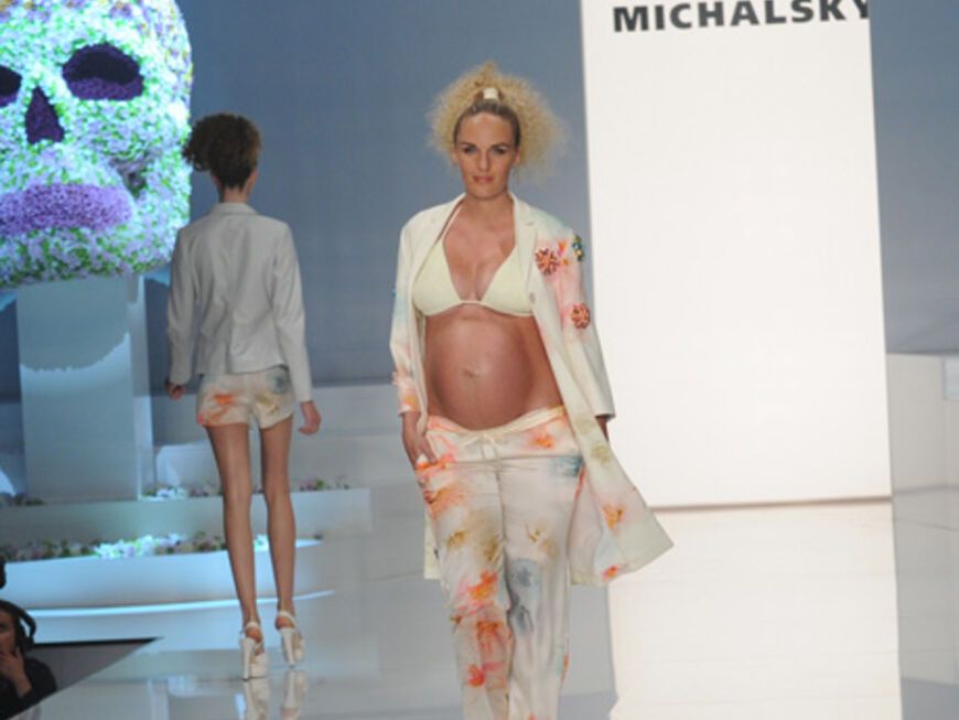 Das Highlight bei der Michalsky-Show am Freitag: Das hochschwangere Model Patricia Kaiser schreitet über den Catwalk