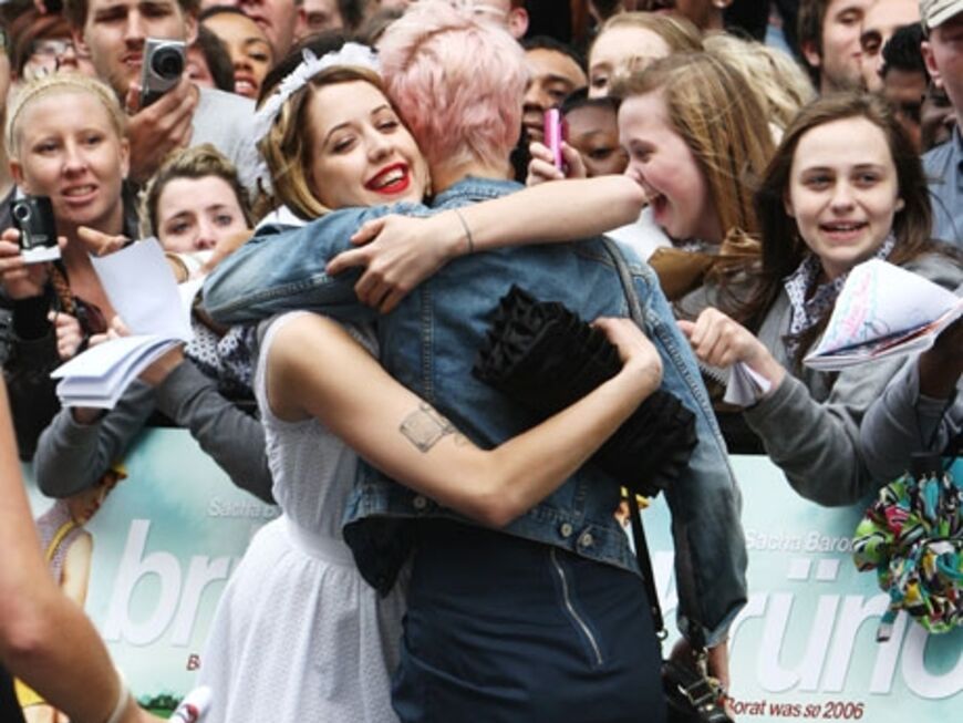 Geschwisterliebe: Pixie und Peaches Geldof umarmen sich vor den Fans