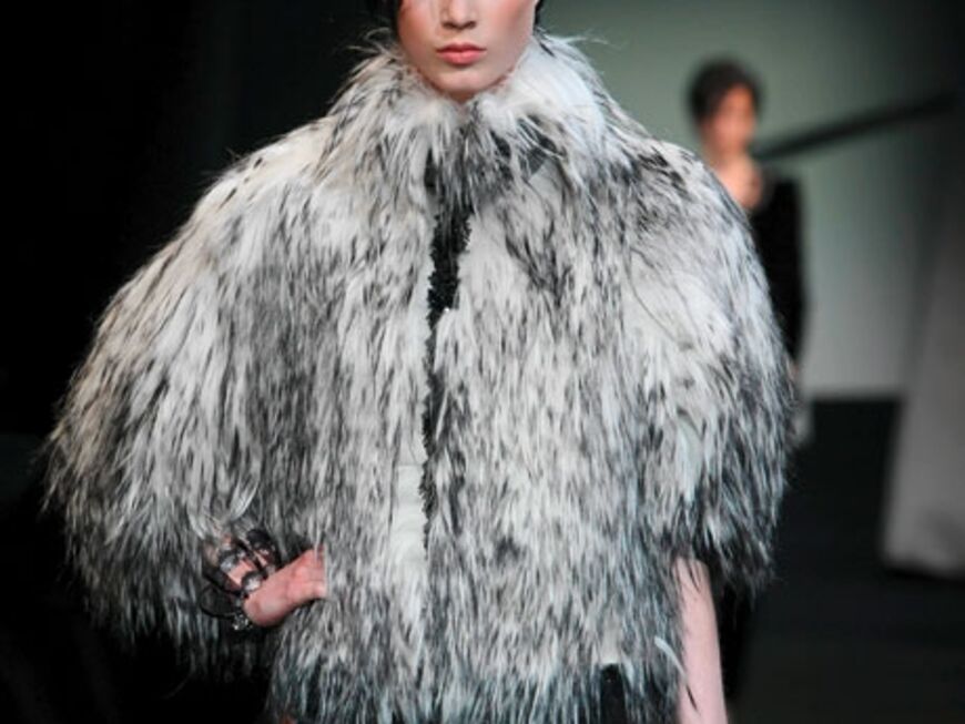 Ungewohnt düster ist die neue Mode von Modedesigner Giorgio Armani
