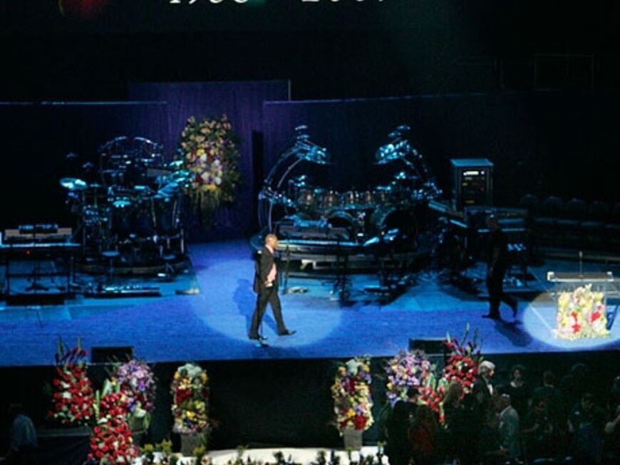 Die Trauerfeier im "Staples Center" in Los Angeles. 17.500 Fans sagen hier dem King of Pop "Bye-bye"