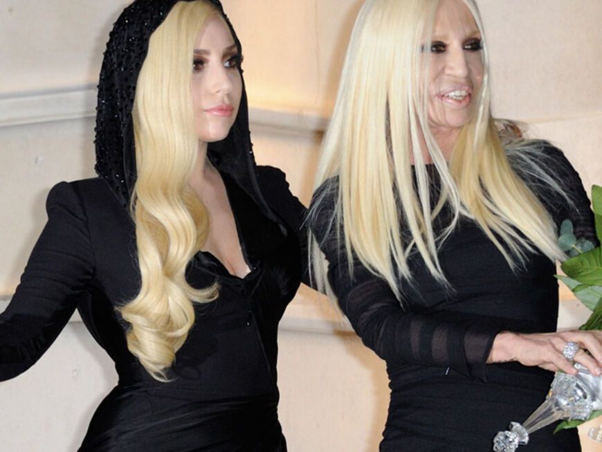 Lady Gaga und Donatella Versace sind nicht nur gute Freundinnen, sie könnten auch Schwestern sein (oder Mutter und Tochter)