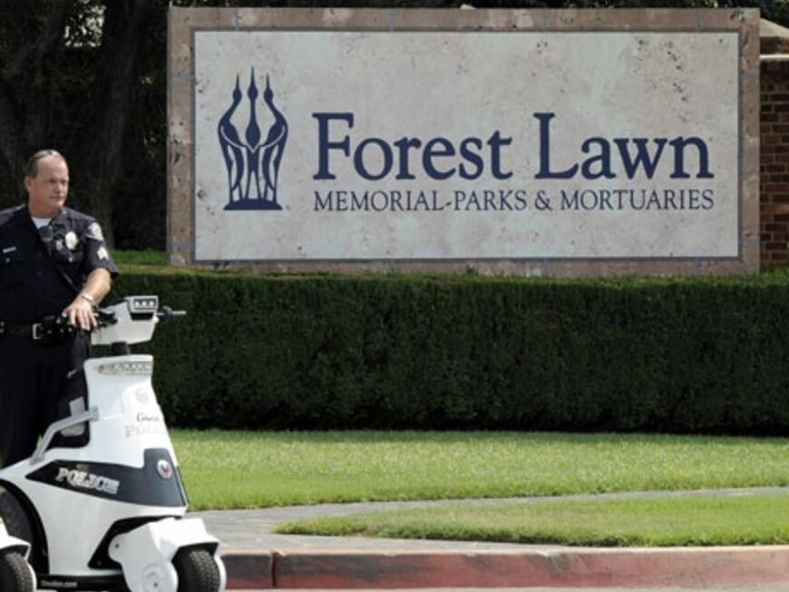 Polizeiüberwacht: auf dem Gelände des Forest Lawn Friedhofes wird Michael Jackson in einer privaten Gruft beerdigt