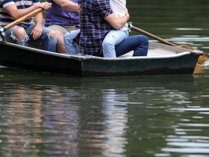 Drew und Justin drehen eine Filmszene im Ruderboot
