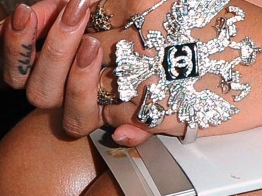 Und nicht nur die Handtasche von Rihanna trug das Chanel-Logo, sondern auch ihr Schmuck
