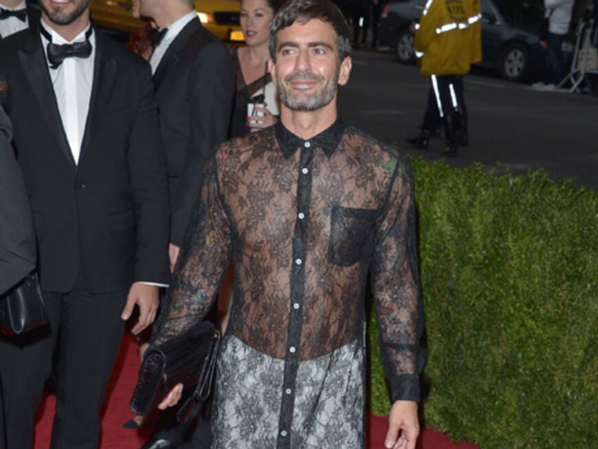 Designer Marc Jacobs sollte eigentlich Ahnung von Mode haben. Bei der Costume Institute Gala schockte er in diesem Spitzenkleid mit Boxershorts