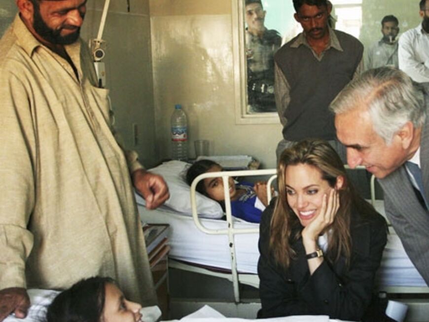 Hier sitzt sie am Krankenbett eines Mädchens in Pakistan
