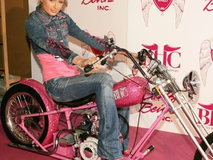 Typisch Paris! Die blonde Hotelerbin hat von den "Beverly Hills Choppers" ein pinkes Motorrad geschenkt bekommen. Es ist mit Swarovski-Kristallen besetzt und hat einen Wert von ca. 200.000 Dollar