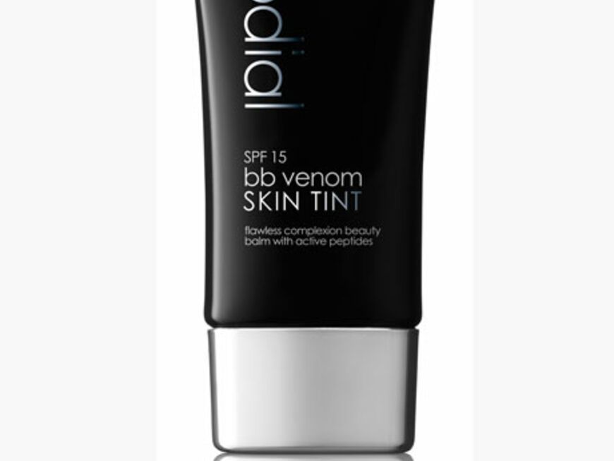 Die zart getönte Feuchtigkeitspflege "BB Venom Skin Tint" durchfeuchtet die Haut, strafft und glättet nebenbei auch erste Falten. Von Rodial, 40 ml, ca. 38 Euro über niche-beauty.de erhältlich