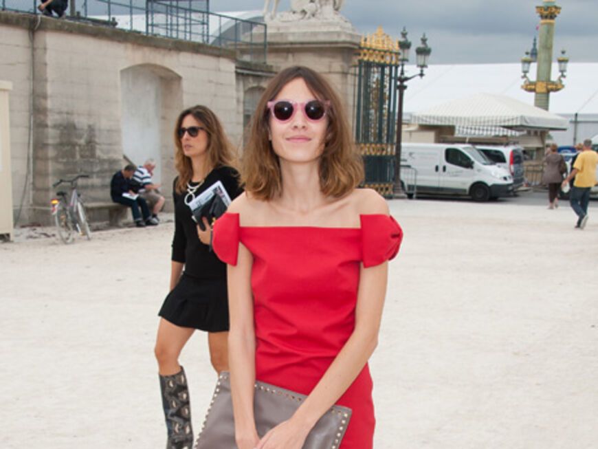 Schaut alle her! In dem roten Valentino Dress fiel die Stilikone auf der Fashion Week in Paris selbst unter den Models und Bloggerinnen auf