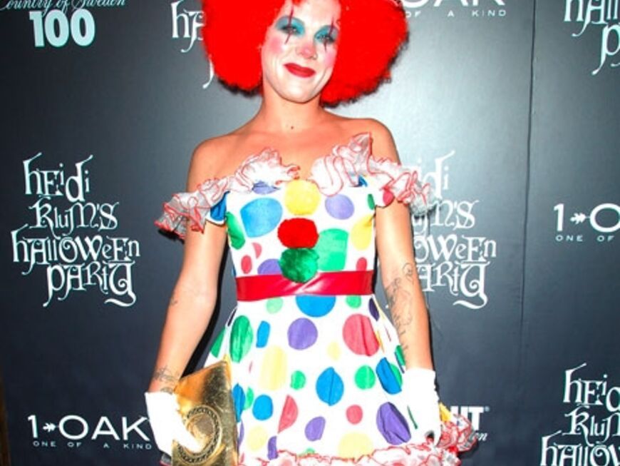 Hinter dieser roten Perücke steckt Sängerin Pink. Zum altbekannten Clowns-Kostüm trägt sie sexy Netzstrümpfe