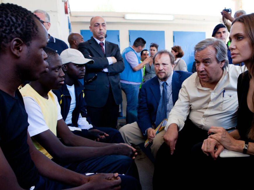 Jolie und Antonio Guterres im Gespräch mit den Flüchtlingen.