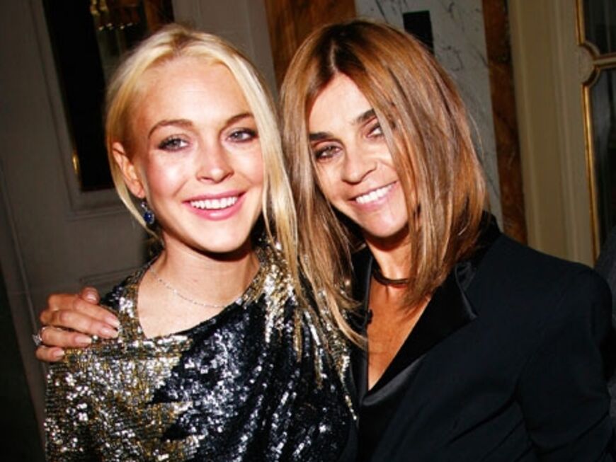 Arm in Arm: Lindsay Lohan posiert mit der Chefredakteurin der französischen "VOGUE" Carine Roitfeld
