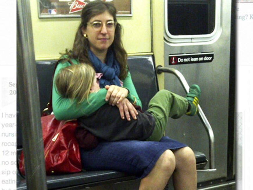 Für dieses Foto gab es harsche Kritik: 2011 stillte Mayim Bialik ihren dreijährigen Sohn in einer New Yorker U-Bahn