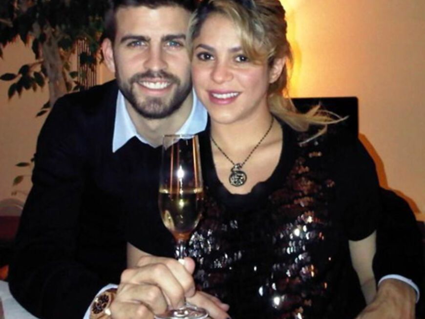 Happy New Year! So fröhlich rutschten die Promis in das Jahr 2013. Die schwangere Shakira feierte ganz gemütlich zu Hause mit ihrem Freund Gerard Piqué und wünscht allen ein frohes neues Jahr