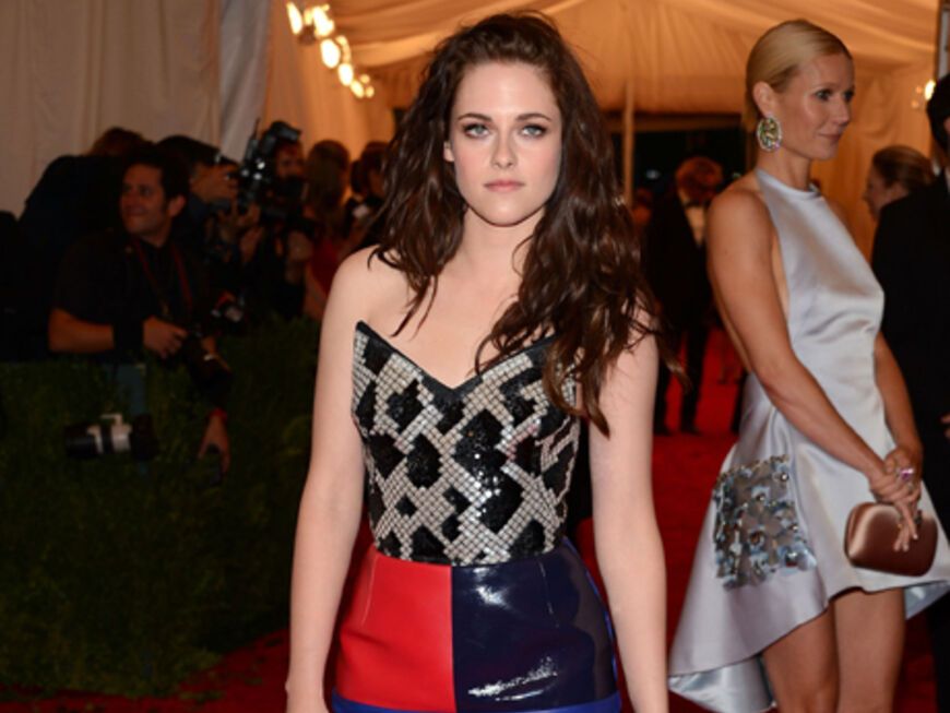 Kristen Stewart ohne Robert Pattinson - dafür mit ausgefallener Abendrobe